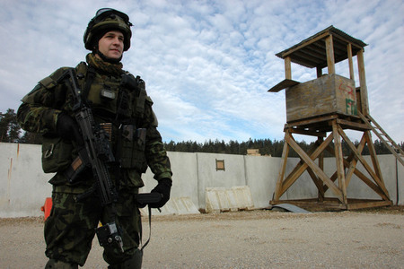 Dopolední výcvik začíná - příslušník 4. jednotky OMLT čeká na rozkazy