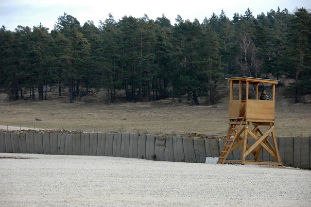 V lese se někdo pohybuje, voják na strážní věži je ve střehu