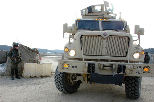 Zraněné vojáky veze na základnu vozidlo MRAP. Vojáci 4. OMLT jsou první, kteří ho v Hohenfelsu mohou používat
