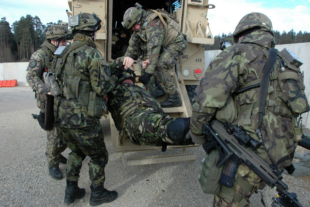 Prvního zraněného vynášejí Češi a Afghánci (rumunští vojáci) společně z vozidla