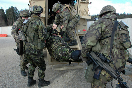 Prvního zraněného vynášejí Češi a Afghánci (rumunští vojáci) společně z vozidla