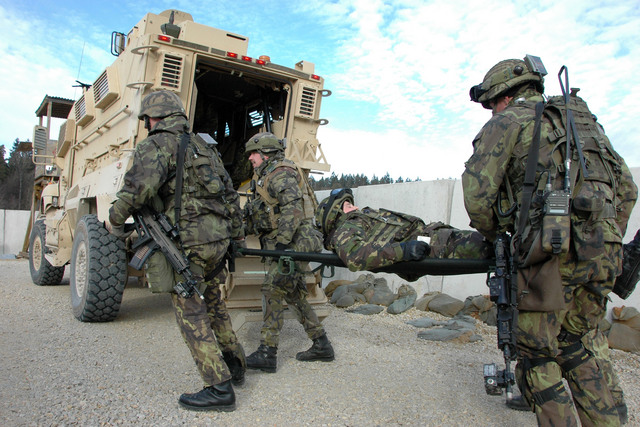 Jde o sekundy. Čtveřice musí zraněného na ošetřovnu dopravit co možná nejrychleji