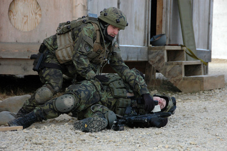 Další potřebuje pomoct. O jaké jde poranění vojáci zjistí z lístku, který drží zraněný v ruce 