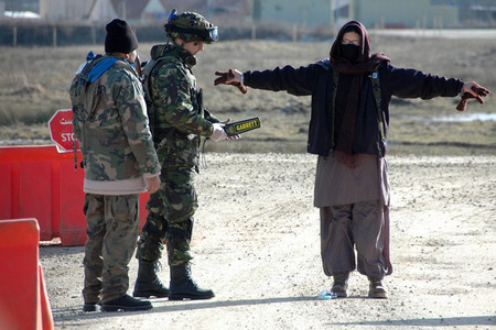 A další úkol přichází - k bráně základny přijel muž se ženou a dožadují se vstupu. 