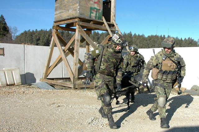 Další zraněný, afghánského vojáka jednotka společně nese na ošetřovnu