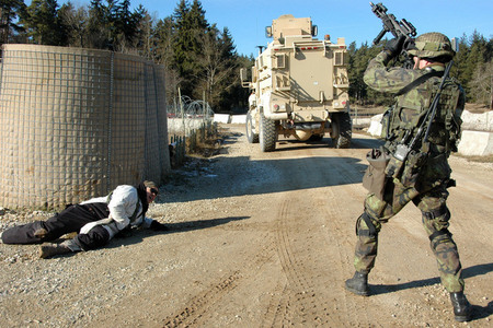 Je to sebevražedný atentátník, který zranění jen předstírá? 