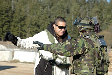 Rozpažte ruce, žádá afghánský voják útočníka