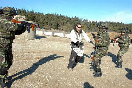 Útočník na povely nereaguje, atmosféra je nervózní