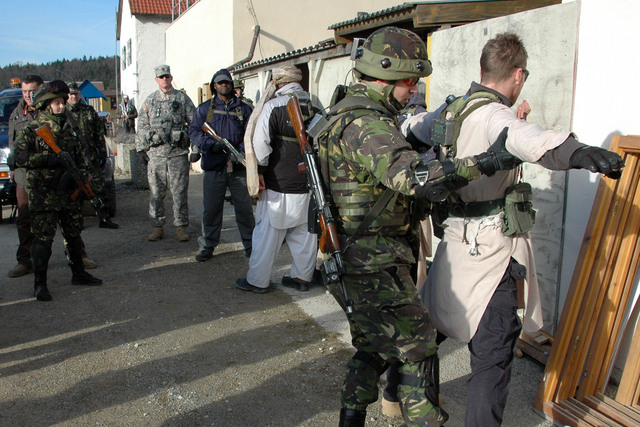 Z prohledávací operace - Afghánci jsou ve skutečnosti němečtí komparsisté