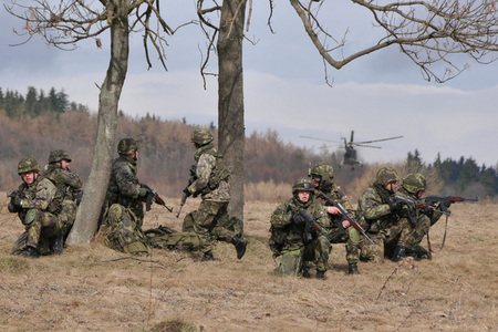 Na Doupově se koná největší letošní cvičení 4. brigády. Účastní se ho přes tisíc vojáků