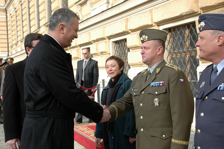 Capable Logistician 2013 planning: Dragan Sutanovac, Minister of Defence of Serbia, greets Major General Miroslav Zizka, 1st Deputy Chief of Czech General Staff in Prague (27 February 2012)