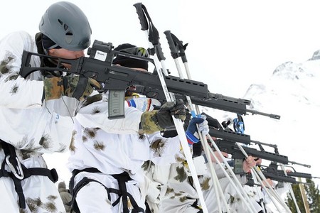Skupině českých vojáků se právě podařilo vyhrabat se ze sněhové laviny