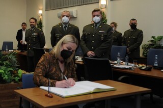 The Minister signed the memory book of the University of Defence 