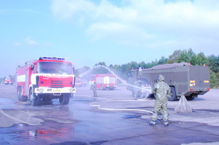 Cvičení chemiků: Automobil přepravující chlor se vznítil