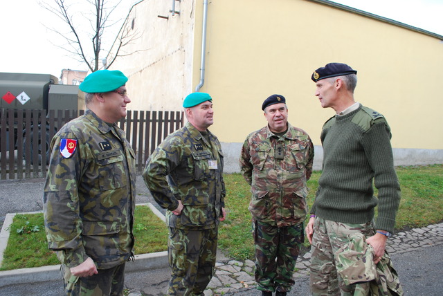 Generálmajora Juliana Free přivítal v kasárnách plukovník gšt. Martin Odráška