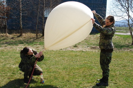 Vojenští chemici vypouštěli na letišti radiosondu