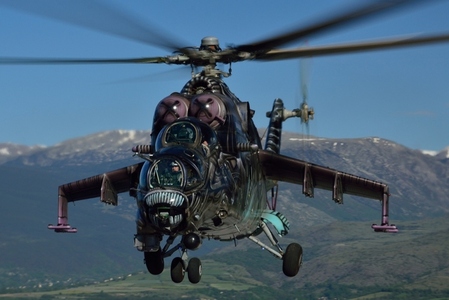 Vrtulníkáři cvičí v Pyrenejích, létají na vetřelci i Kosťovi