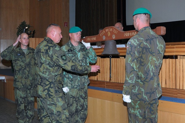 Velitel Velitelství výcviku - vojenské akademie plk. gšt. Josef Kopecký symbolicky odzvonil ukončení kurzu