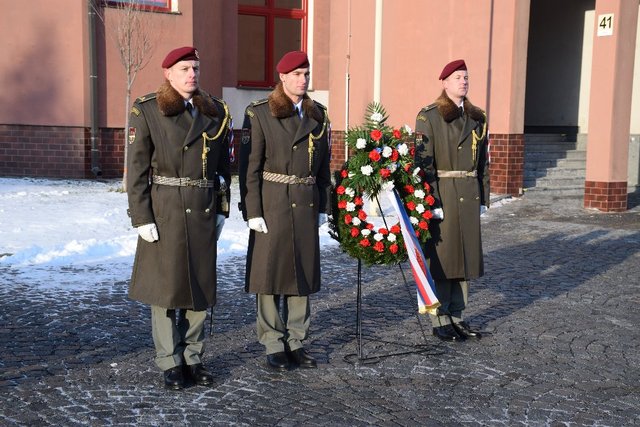 Čestná stráž AČR doprovázela pietní akt u památníku armádního generála Tomáše Sedláčka