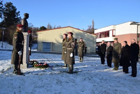 Věnec k pomníku položili generálové Josef Bečvář, Karel Pezl, Jiří Šedivý, Pavel Štefka, Vlastimil Picek a Jiří Nekvasil