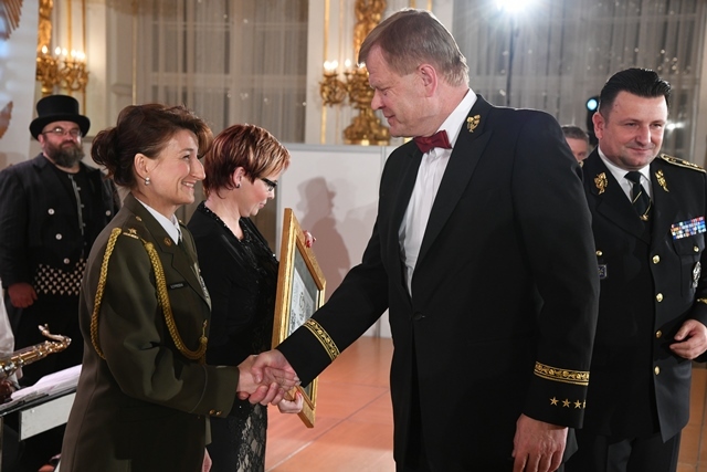 Armádní generál Josef Bečvář gratuluje majorce Vlastimile Cyprisové