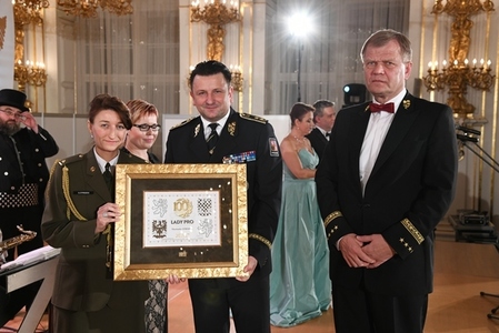 Společné foto majorky Vlastimily Cyprisové s generálem Josefem Bečvářem a generálem Tomášem Tuhým