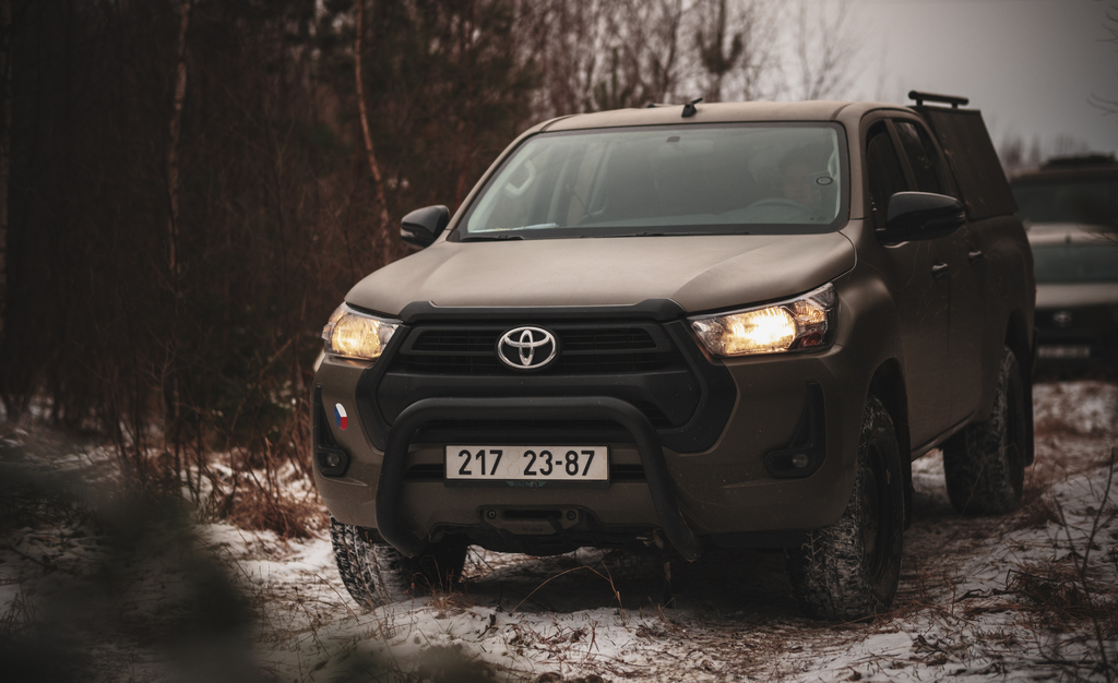 Přesun lehkým terénním automobilem Toyota Hilux