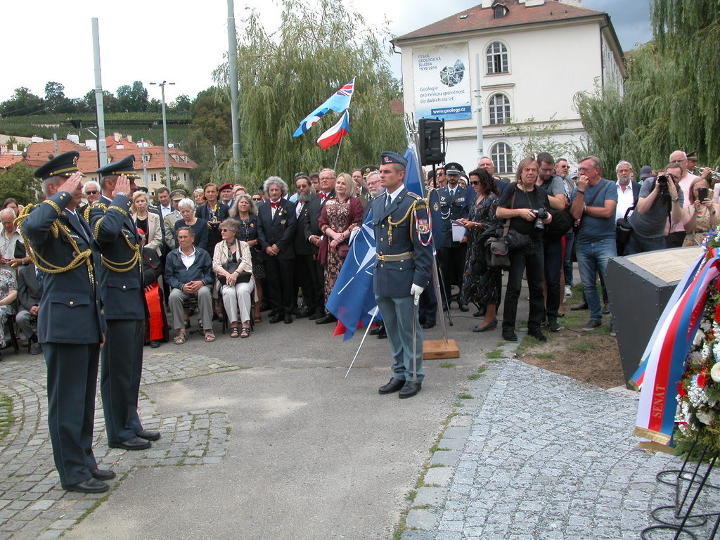 Smuteční věnec k památníku Okřídleného lva položili zástupce náčelníka GŠ AČR - ředitel Společného operačního centra MO generálmajor Jiří Verner a velitel Vzdušných sil AČR generálmajor Petr Hromek