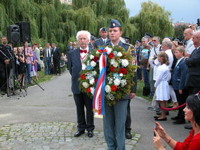 Smuteční věnce a kytice k památníku na Klárově položila celá řada spolků a sympatizantů