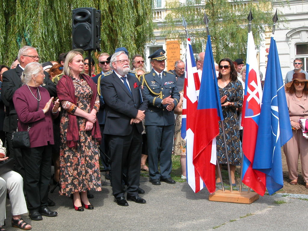 Část čestných hostů pietního setkání na pražském Klárově