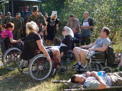 Studenti krizového řízení v rolích evakuovaných důchodců na ženijním cvičení