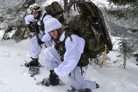 Příslušníci aktivní zálohy z Ostravy trénovali zimní přežití v Krkonoších