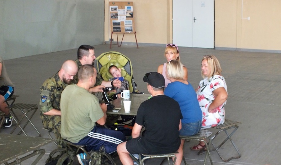 Posezení během charitativní akce