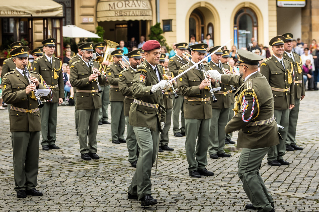 Exhibiční jednotka Čestné stráže během společného vystoupení s Vojenskou hudbou Olomouc.