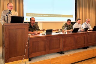 Brigádní generál Petr Šnajdárek při projevu na jednání meziresortní pracovní skupiny