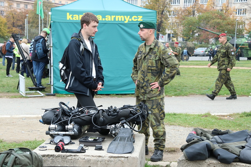 Na Vítězném náměstí se prezentovaly sekce a odbory GŠ a vojenské útvary Armády ČR statickými a dynamickými ukázkami.