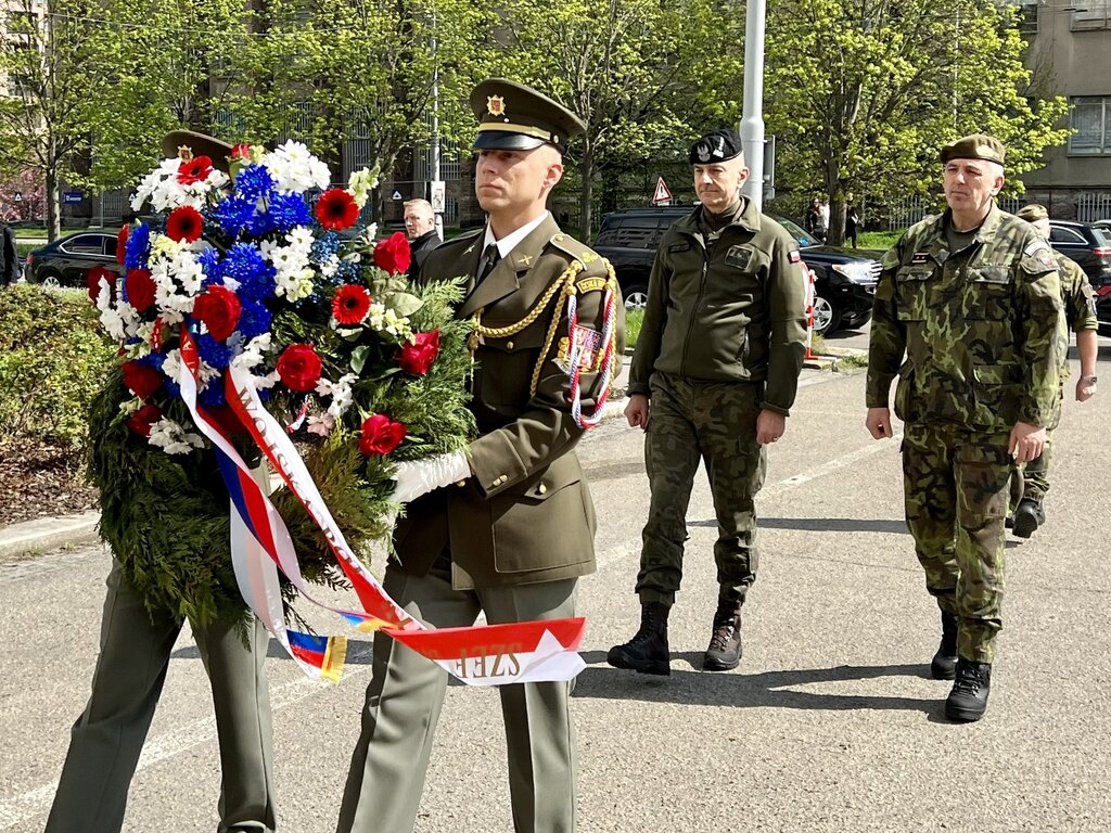 Generál Rajmund Andrzejczak a generálmajor Ivo Střecha položili věnec u pamětní desky československého odbojáře Vojtěcha Luži