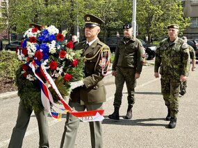 Generál Rajmund Andrzejczak a generálmajor Ivo Střecha položili věnec u pamětní desky československého odbojáře Vojtěcha Luži