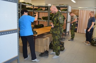 Fasování polní uniformy