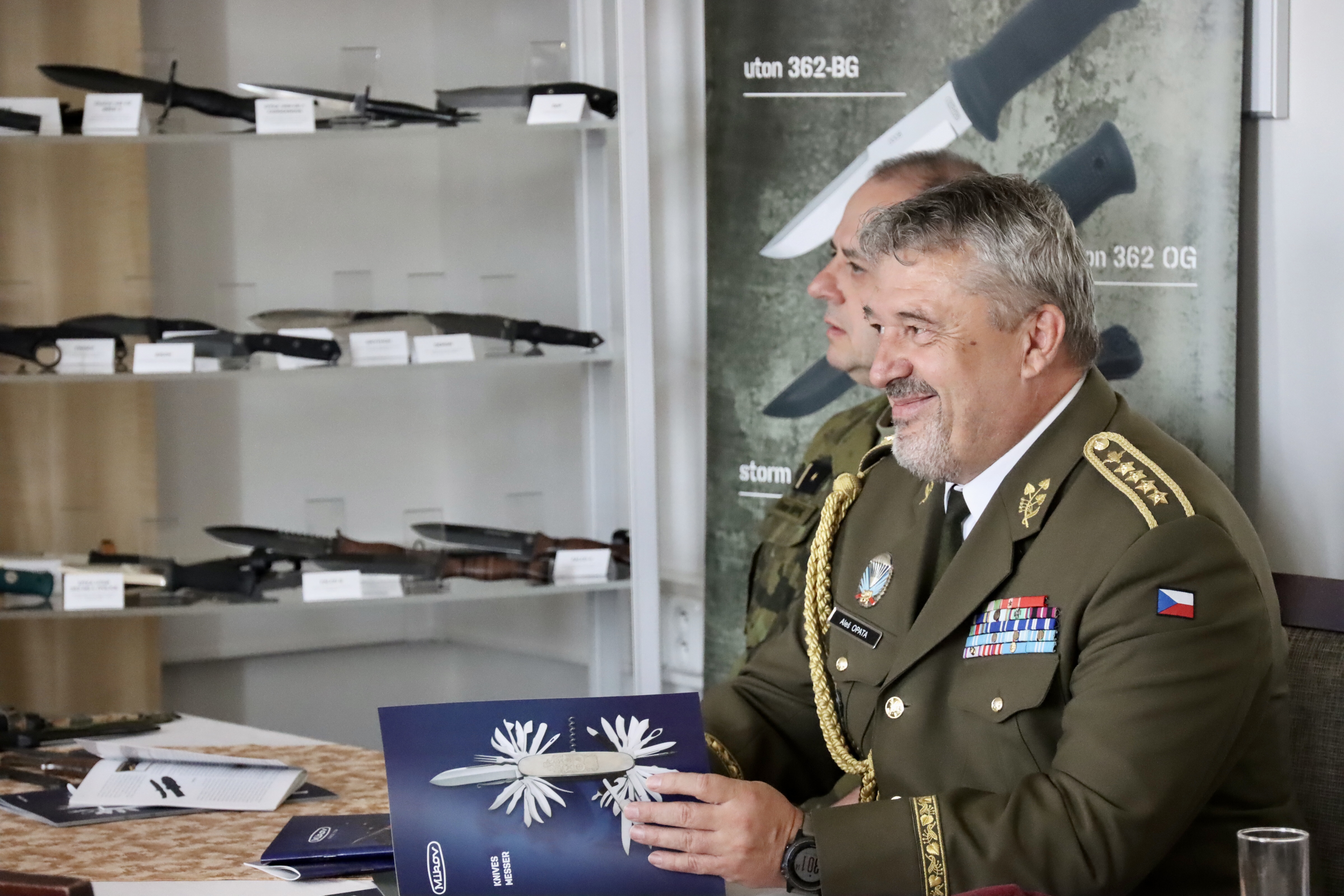 Slavnostního představení nože Repetitor se zúčastnil armádní generál Aleš Opata 