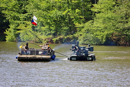 Fingované vytažení Panduru z vody