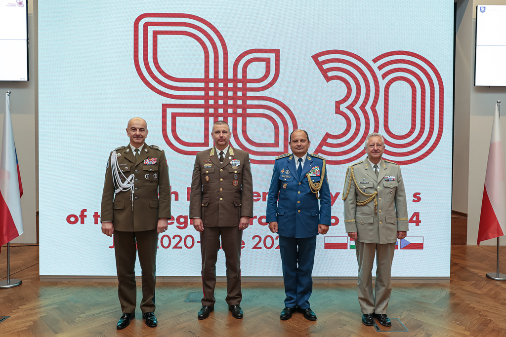 Společná fotografie náčelníků generálních štábů zemí V4