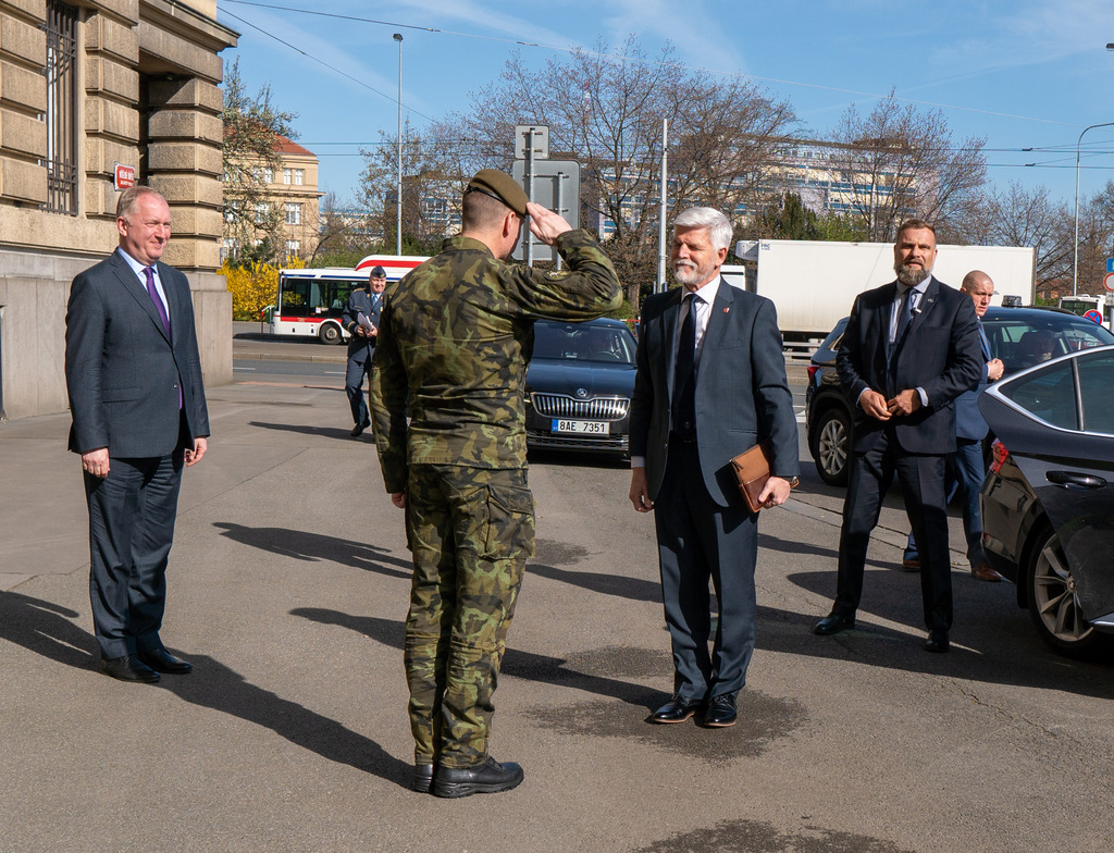 Prezidenta republiky Petra Pavla přivítal před budovou generálního štábu generálmajor Karel Řehka