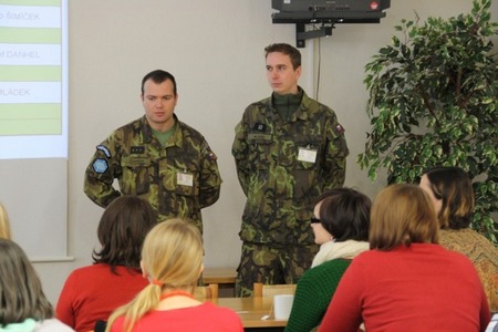 Vojáci v Lipníku se dělili o zkušenosti se studenty