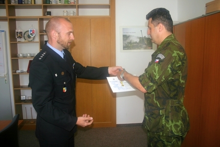 Velitel jineckých dělostřelců Jan Třináctý převzal policejní vyznamenání 