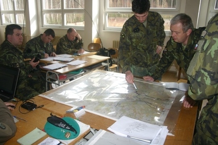 Před ostrou střelbou trénovali dělostřelci na mapách 