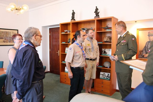 Generál Bečvář přijal starostu Junáka – českého skauta Josefa Výprachtického (uprostřed) a jeho doprovod.
