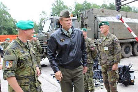 Armádní generál Bečvář mezi vojáky v Bechyni a Jindřichově Hradci