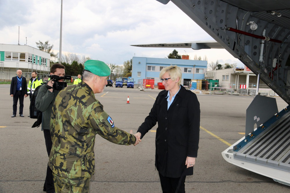 Ministryni obrany Karlu Šlechtovou na cvičení Hradba 2018 hned po příletu přivítal ředitel Krajského vojenského velitelství Ostrava plukovník Jaroslav Hrabec