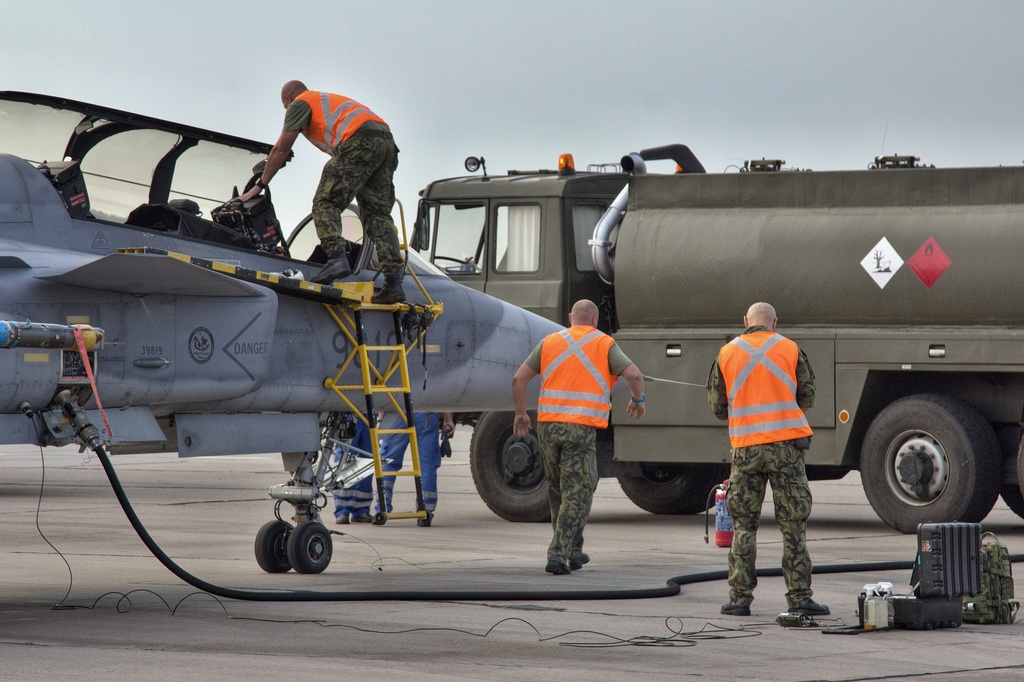 Příprava letounu JAS-39 Gripen pozemním personálem ILS na přelet